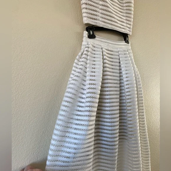 Issue New York Classy and Edgy White Long Skirt and Top Sz S - Picture 2 of 11